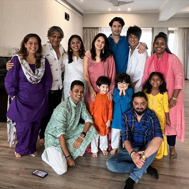 सनी लिओनीची तीन मुले आणि पती देखील पारंपारिक पोशाखात गोंडस दिसत आहेत.  (फोटो सौजन्य : sunnyleone/इंस्टाग्राम)