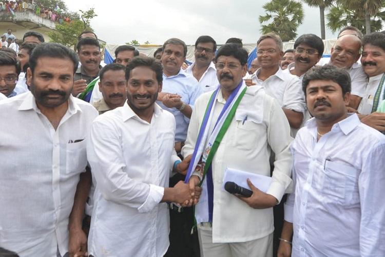 Nellore YSRCP :  నెల్లూరు వైఎస్ఆర్‌సీపీలో నివురు గప్పిన నిప్పులా అసంతృప్తి - ఎప్పుడేమి జరుగునో !