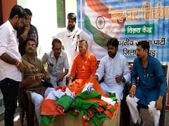 Har Ghar Tringa Campaign: हापुड़ में बीजेपी नेता स्टॉल लगाकर बेच रहे तिरंगा, बोले- बाजार में ना मिले तो, यहां से खरीदें