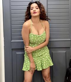 New Photos: હદથી વધુ ડીપનેક ટૉપની સાથે એક્ટ્રેસે પહેરી લીધો એકદમ ટુંકો ડ્રેસ, પછી સોફા પર આપ્યા આવા પૉઝ........