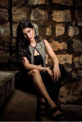 ਬਲੈਕ ਥਾਈ ਹਾਈ ਸਲਿਟ ਡਰੈੱਸ 'ਚ ਨਜ਼ਰ ਆਈ Shruti Haasan