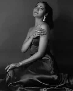 Simran Choudhary Photos: బ్లాక్ అండ్ వైట్ లుక్ లో హైదరాబాద్ అమ్మాయ్ అదిరింది