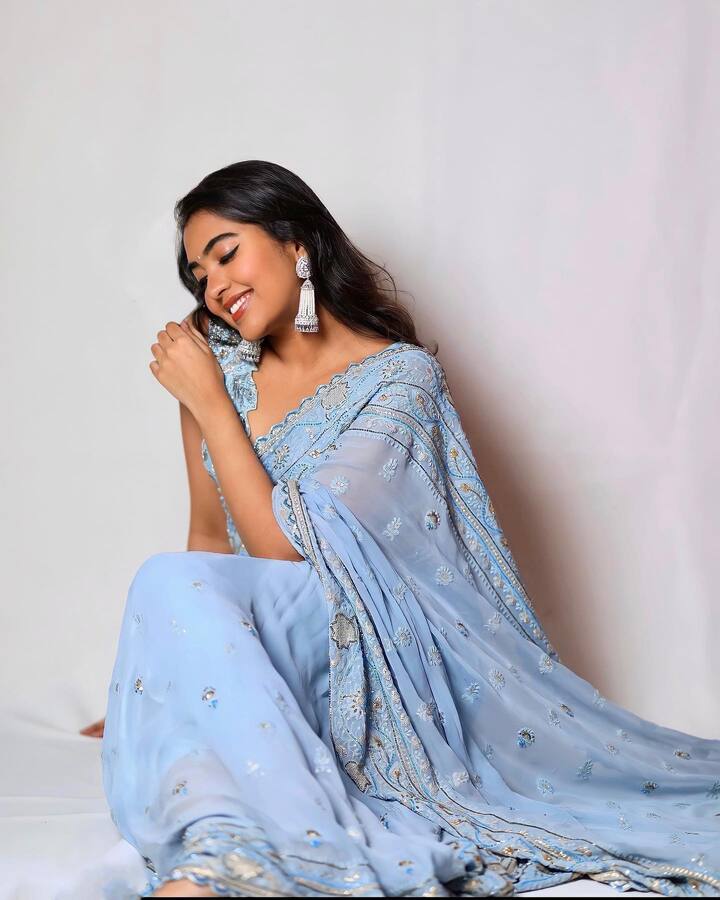 శివాత్మిక రాజశేఖర్ చీరలో అందంగా  ముస్తాబైంది. లేత రంగు చీరలో చూడగానే ఆకట్టుకుంటోంది. -Image Credit: Shivathmika/Instagram