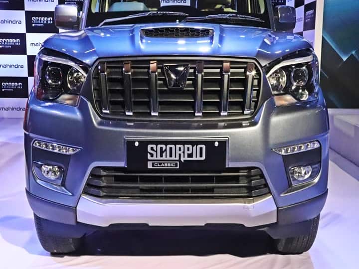 Up-front the Scorpio Classic gets a new look front with a new grille while also getting the new Mahindra SUV logo seen on the Scorpio N and XUV700. The headlamps are new along with new DRLs, skid plate, fog lamps, and even a new front bumper. The changes do freshen up the Scorpio a lot. (Photo: Somnath Chatterjee)