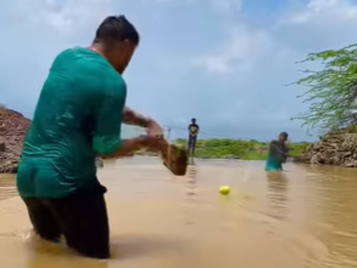 amazing cricket match on water video viral on social media Watch: 3 खिलाड़ी और पानी पर क्रिकेट का रोमांचक मैच, वीडियो देख यूजर्स बोले- Nice Shot Bhai...