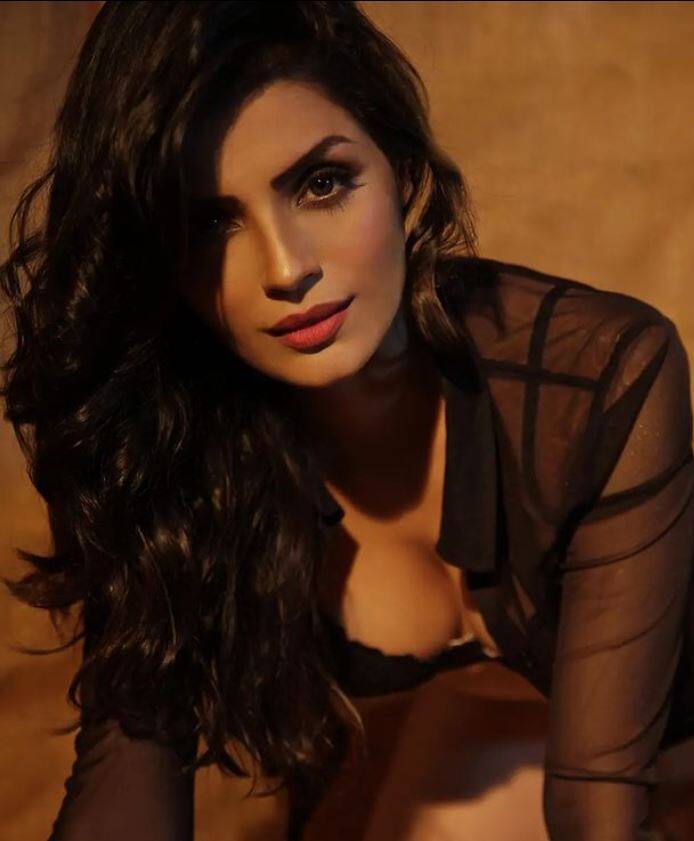 अभिनेत्री सोनाली राऊत ( Sonali Raut ) तिच्या बोल्ड स्टाइलसाठी फेमस आहे.