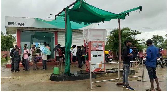 Gondia news Sale of water instead of petrol at petrol pump in Amgaon Gondia News : पेट्रोल पंपावर पेट्रोल ऐवजी पाण्याची विक्री, वाहनं अचानक बंद पडल्याने प्रकार उघडकीस