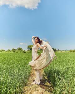 Ananya Panday Pics: अनन्या पांडे को आई DDLJ की याद, खेतों में टुप्पटा लहराकर लूटी मफहिल