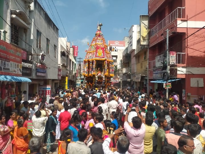 Salem: Aadi Thirutheer festival at Sewwaipet Mariamman temple... Thousands of devotees pulled the cor ட் சேலம்: செவ்வாய்பேட்டை மாரியம்மன் கோவில் ஆடி தேர் விழா - ஆயிரக்கணக்கான பக்தர்கள் பங்கேற்பு