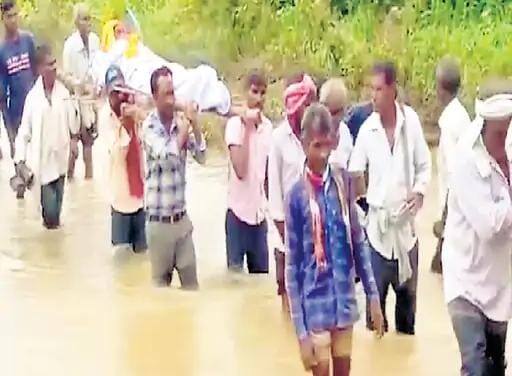 Chandrapur Flood Funeral procession through flood water in Vijay Vadettiwars Karanji village Chandrapur Flood : पूल नसल्याने गुडघाभर पाण्यातून अंत्ययात्रा, विजय वडेट्टीवार यांच्या गावातील गावकऱ्यांचे हाल