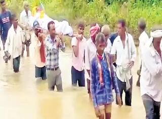 Chandrapur Flood : पूल नसल्याने गुडघाभर पाण्यातून अंत्ययात्रा, विजय वडेट्टीवार यांच्या गावातील गावकऱ्यांचे हाल