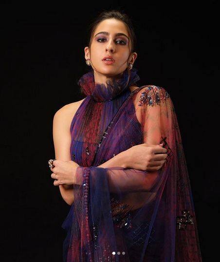 ਸਾਰਾ ਅਲੀ ਖਾਨ ਭਾਵੇਂ ਨਵਾਬੀ ਪਰਿਵਾਰ ਦੀ ਧੀ ਹੈ, ਪਰ ਉਸ ਦੀ ਮਾਂ ਅੰਮ੍ਰਿਤਾ ਸਿੰਘ ਨੇ ਉਸ ਨੂੰ ਪਾਲਿਆ ਹੈ। ਉਸ ਨੂੰ ਆਪਣੀ ਮਾਂ ਤੋਂ ਸੁੰਦਰਤਾ ਹੀ ਨਹੀਂ, ਸਗੋਂ ਰੁਤਬਾ ਵੀ ਮਿਲਿਆ ਹੈ।