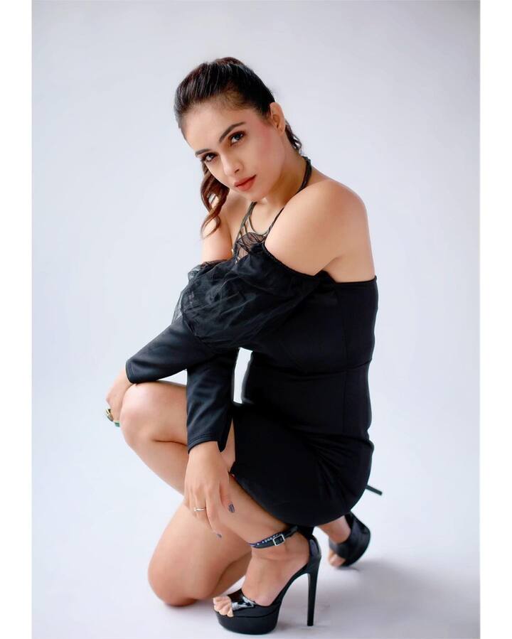 મુંબઇઃ અભિનેત્રી નેહા મલિક પોતાની તસવીરોને લઈ ચર્ચામાં છે. નેહાએ ઈન્સટાગ્રામ પર બ્લેક ડ્રેસમાં તસવીરો શેર કરી છે. ફરી એક વખત નેહા મલિકે હોટ તસવીરો શેર કરી છે.