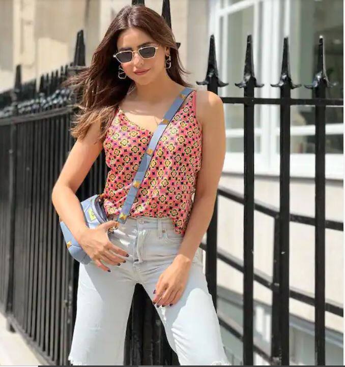 Aamna Sharif Pictures:  ਅਦਾਕਾਰਾ ਆਮਨਾ ਸ਼ਰੀਫ ਨੇ ਲੰਡਨ ਤੋਂ ਆਪਣੀਆਂ ਕੁਝ ਤਾਜ਼ਾ ਤਸਵੀਰਾਂ ਇੰਸਟਾਗ੍ਰਾਮ 'ਤੇ ਪੋਸਟ ਕੀਤੀਆਂ ਹਨ, ਜਿਨ੍ਹਾਂ 'ਚ ਉਨ੍ਹਾਂ ਦਾ ਕੂਲ ਲੁੱਕ ਦੇਖਣ ਨੂੰ ਮਿਲ ਰਿਹਾ ਹੈ।