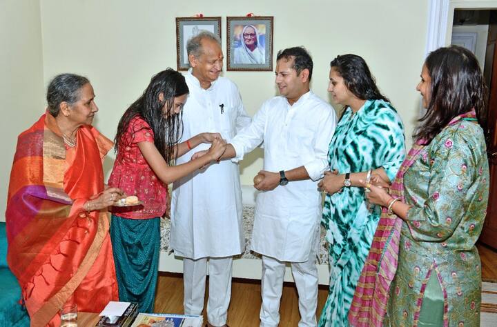 उन्होंने कहा कि, भाई बहन की रक्षा के इस पर्व की परंपरा सदियों से चली आ रही है. देश-प्रदेश में इस पर्व की महत्वता बढ़ती जा रही है. भाई बहन के रिश्ते बड़ी मजबूती के साथ समाज के सामने आते हैं. आज चारों ओर खुशियों का माहौल है.