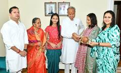 Raksha Bandhan 2022: राजस्थान में सीएम Ashok Gehlot ने परिवार के साथ ऐसे मनाया राखी का त्योहार, देखें तस्वीरें