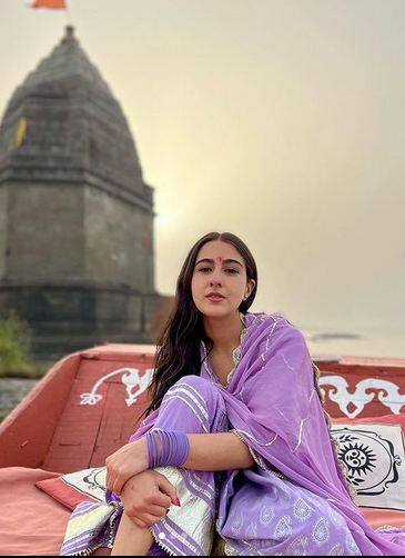 ਸਾਰਾ ਆਪਣੇ ਪਰਿਵਾਰ ਨਾਲ ਬਹੁਤ ਪਿਆਰ ਕਰਦੀ ਹੈ ਪਰ ਉਹ ਆਪਣੀ ਮਾਂ ਅੰਮ੍ਰਿਤਾ ਸਿੰਘ ਨਾਲ ਸਭ ਤੋਂ ਜ਼ਿਆਦਾ ਕਰੀਬ ਹੈ। ਮੀਡੀਆ ਨੂੰ ਦਿੱਤੇ ਇੱਕ ਇੰਟਰਵਿਊ ਵਿੱਚ ਉਸਨੇ ਕਿਹਾ ਸੀ ਕਿ ਉਹ ਉਸ ਨਾਲ ਵਿਆਹ ਕਰੇਗੀ ਜੋ ਉਸਦੀ ਮਾਂ ਦਾ ਵੀ ਖਿਆਲ ਰੱਖੇਗਾ।