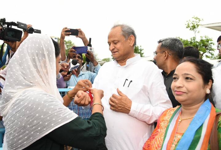 सीएम ने ये भी कहा कि, इस मौके पर देश और प्रदेशवासियों को मेरी शुभकामनाएं और बधाई देता हूं. ये रिश्ता और मजबूती के साथ आगे बढ़े. सामाजिक सरोकार बना रहे. यही माहौल परिवार, समाज और प्रदेश में बनाकर रखेंगे तो राजस्थान आगे बढ़ेगा.