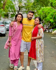 बॉयफ्रेंड रॉकी जायसवाल की बहनों ने ‘भाभी’ Hina Khan को बांधी राखी, तस्वीरों में दिखा खास बॉन्ड