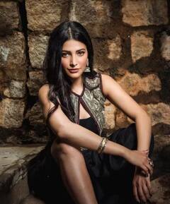 Shruti Haasan Photos : ਬਲੈਕ ਥਾਈ ਹਾਈ ਸਲਿਟ ਡਰੈੱਸ ਪਹਿਨ ਕੇ ਕਿਆਮਤ ਢਾਹੁੰਦੀ ਦਿਖੀ ਸ਼ਰੂਤੀ ਹਾਸਨ