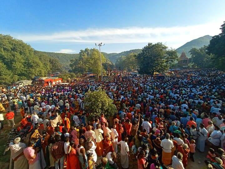 கோவிந்தா கோஷமுழங்க லட்சக்கணக்கான பக்தர்கள் கலந்து கொண்டு தேரை வடம் பிடித்து இழுத்து வந்தனர்.