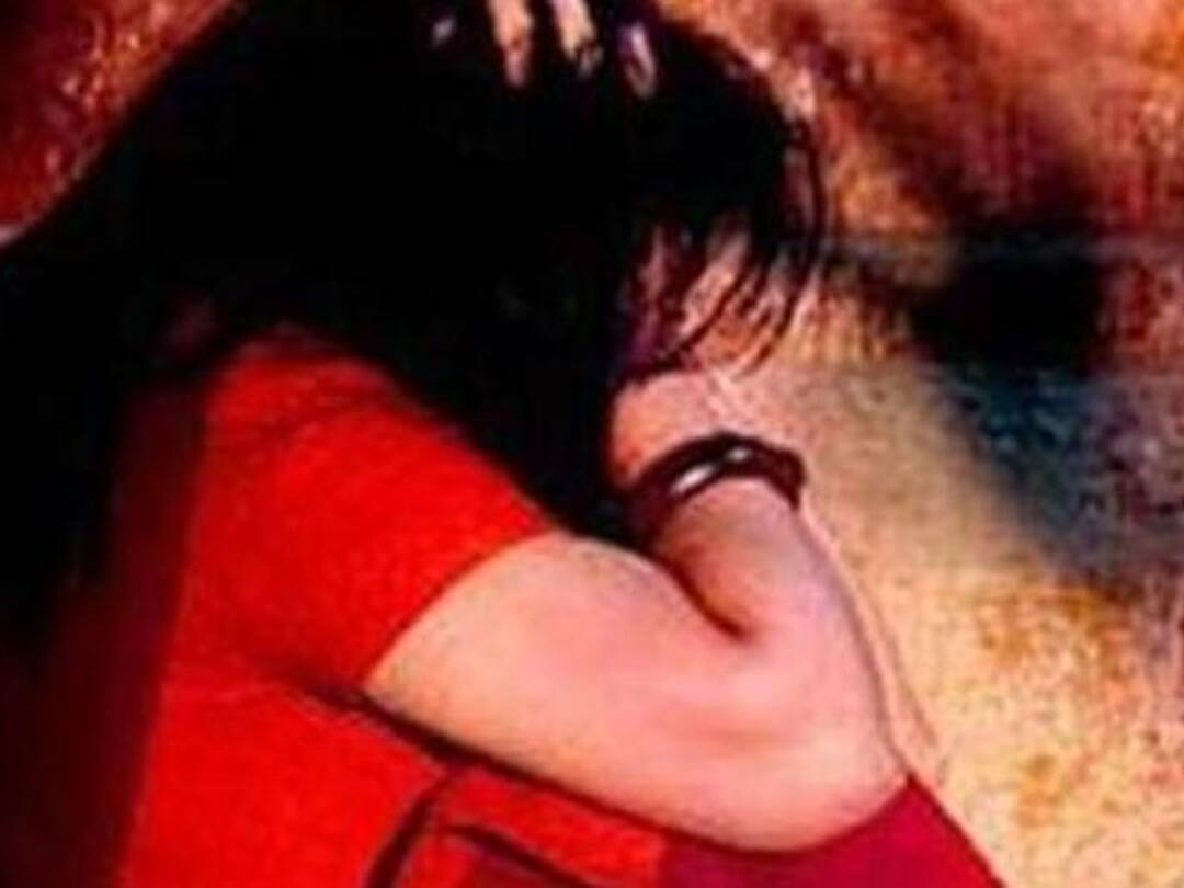 Crime: மனைவி தலையில் சிறுநீர் கழித்த கொடூரம்.. கோடிகள் செலவழித்தும் கொலை மிரட்டல்... கணவன் மீது இளம்பெண் புகார்