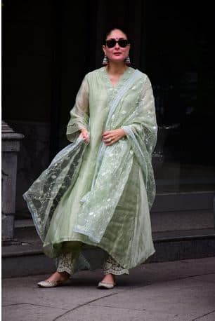 ਕਰੀਨਾ ਕਪੂਰ ਇਸ ਸਾਦੇ ਹਰੇ ਰੰਗ ਦੇ ਸੁੰਦਰ ਸੂਟ ਵਿੱਚ ਮੁੰਬਈ ਦੇ ਬੈਂਡਸਟੈਂਡ ਵਿੱਚ ਪਾਪਰਾਜ਼ੀ ਦੇ ਕੈਮਰੇ ਵਿੱਚ ਕੈਦ ਹੋ ਗਈ। ਇਸ ਖਾਸ ਮੌਕੇ 'ਤੇ ਅਭਿਨੇਤਰੀ ਆਪਣੇ ਵਾਲਾਂ ਨੂੰ ਬੰਨ੍ਹ ਕੇ ਅਤੇ ਕਾਲੇ ਚਸ਼ਮੇ ਪਹਿਨੇ ਨਜ਼ਰ ਆਈ।