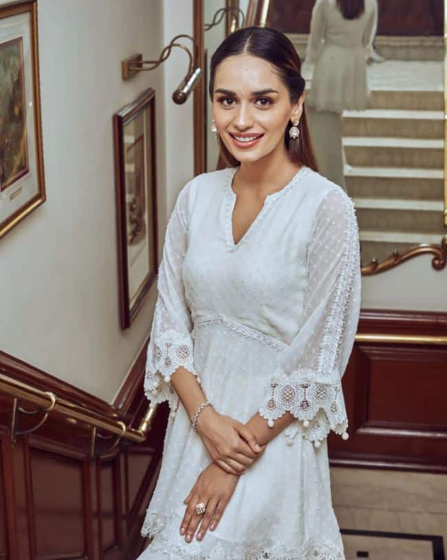 मानुषी छिल्लर के इन स्टनिंग लुक्स पर तो मानो फैंस अपना दिल हार बैठे हैं. कमेंट बॉक्स में उनके चाहने वाले अपना प्यार बरसा रहे हैं.