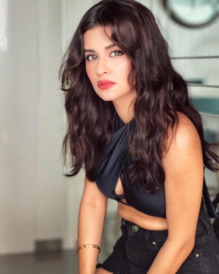 अवनीत कौर (Avneet Kaur) आज किसी पहचान की मोहताज नहीं है, अवनीत अपने ग्लैमरस अंदाज को लेकर हमेशा लाइमलाइट में बनी रहती हैं. अवनीत अपनी अलग ही पहचान रखती हैं. साथ ही एक्ट्रेस बॉलीवुड में डेब्यू के लिए भी तैयार हैं.