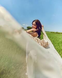 Ananya Panday Pics: अनन्या पांडे को आई DDLJ की याद, खेतों में टुप्पटा लहराकर लूटी मफहिल