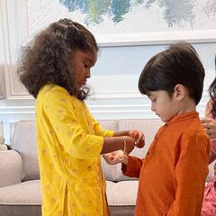 Actress Sunny Leone : ரக்‌ஷா பந்தன் கொண்டாடிய சன்னி லியோனின் க்ளிக்ஸ்!