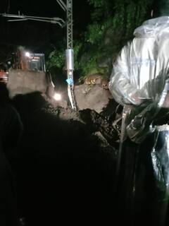 PHOTO : पुणे-मुंबई लोहमार्गावर दरड कोसळली, वाहतुकीवर परिणाम