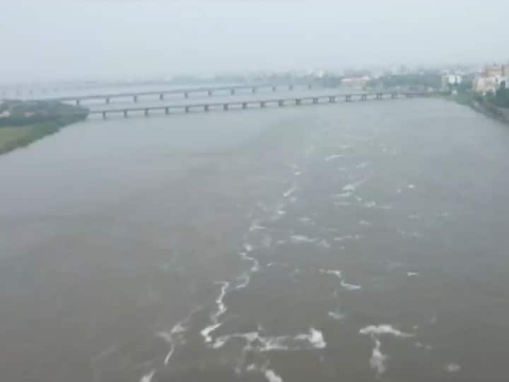 Surat ukai dam released water level of Tapi river increased people were alerted Surat News: सूरत में उकाई बांध का पानी छोड़ने के बाद तापी नदी का बढ़ा जलस्तर, लोगों को किया गया अलर्ट