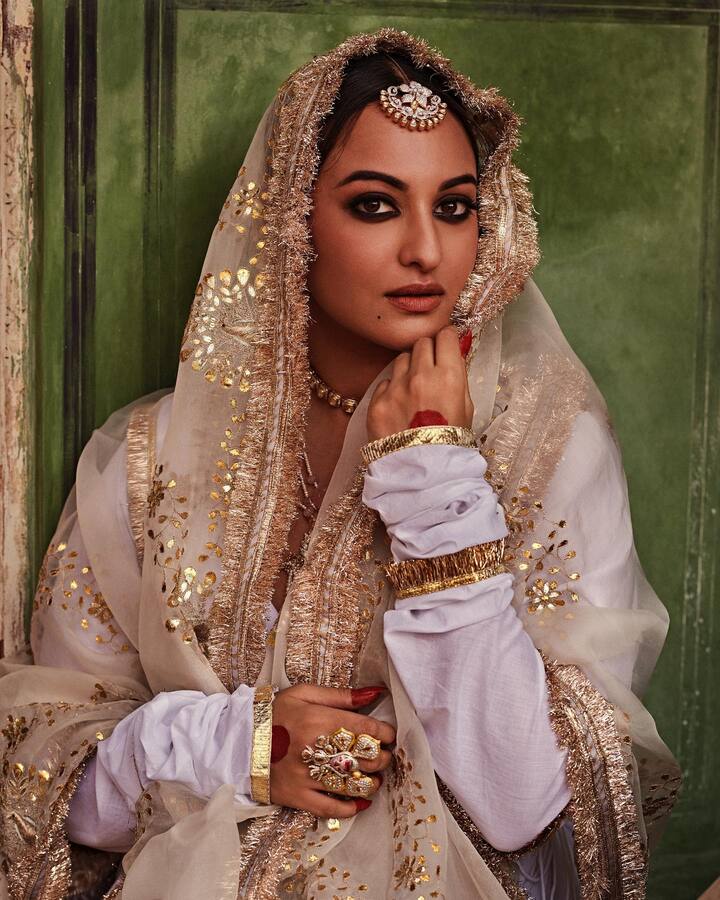 अशा परिस्थितीत ती सोशल मीडियावर चांगलीच सक्रिय झाली आहे. इन्स्टाग्रामवर सोनाक्षीचा नवा अवतार अनेकदा पाहायला मिळतो. (फोटो सौजन्य:aslisona/इंस्टग्राम)