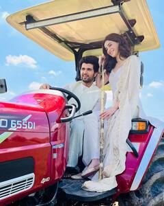 Vijay Devarakonda: ట్రాక్టర్ ఎక్కి, పచ్చని పంట పొలాల్లో తిరుగుతూ ఎంజాయ్ చేస్తున్న విజయ్ దేవరకొండ, అనన్య పాండే