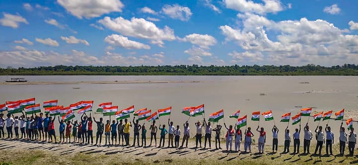 Volunteers hold the tricolour during a 'Har Ghar Tiranga' campaign ahead of Independence Day, in West Bengal's Jalpaiguri district, Thursday, Aug 11. (Image Source: PTI)