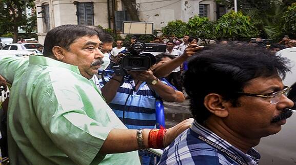 Anubrata Mondal wanted to know what is the reaction of party after his arrest Anubrata Mondal : 'দলের মনোভাব কী ?' চিনার পার্কের বাড়ির কর্মচারীর কাছে জানতে চাইলেন অনুব্রত