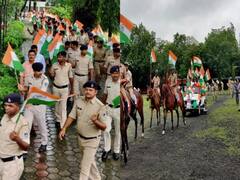Indore Tiranga Rally: इंदौर में पुलिस ने निकाली तिरंगा यात्रा, हर घर तिरंगा अभियान को लेकर किया लोगों को जागरूक, देखें तस्वीरें
