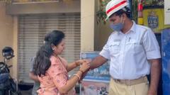 Raksha Bandhan 2022 : ట్రాఫిక్ కానిస్టేబుల్ కు రాఖీ కట్టిన కేంద్రమంత్రి సతీమణి