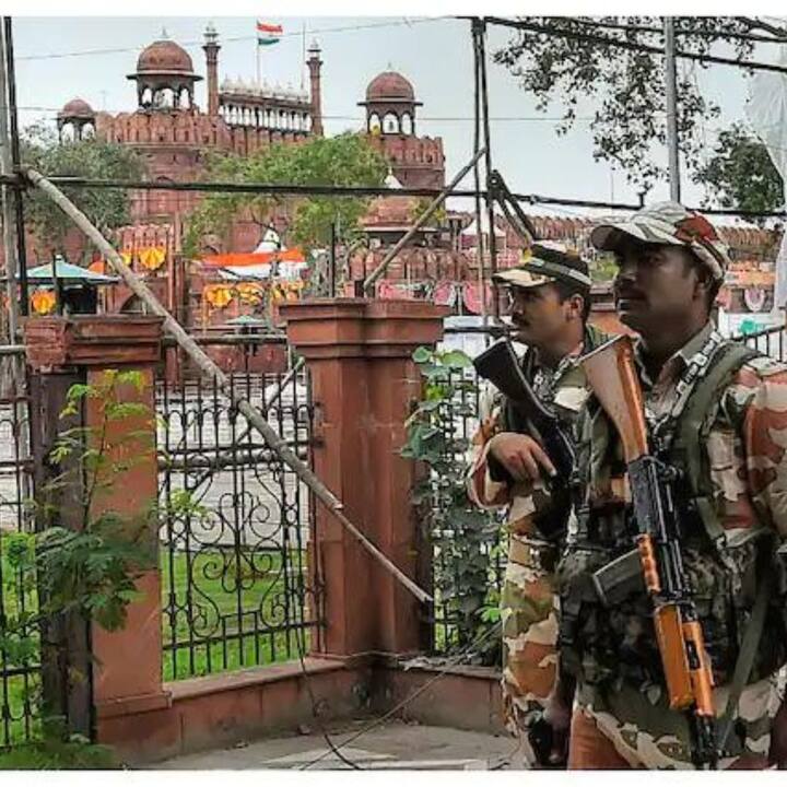 স্বাধীনতা দিবসের প্রাক্কালে কড়া নিরাপত্তায় মুড়ে ফেলা হচ্ছে দেশের বিভিন্ন প্রান্ত।