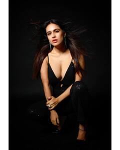 Neha Malik : 'उफ तेरी अदा...', नेहा मलिकचा बोल्ड अंदाज, जंपसूटमधील ग्लॅमरस लूक व्हायरल