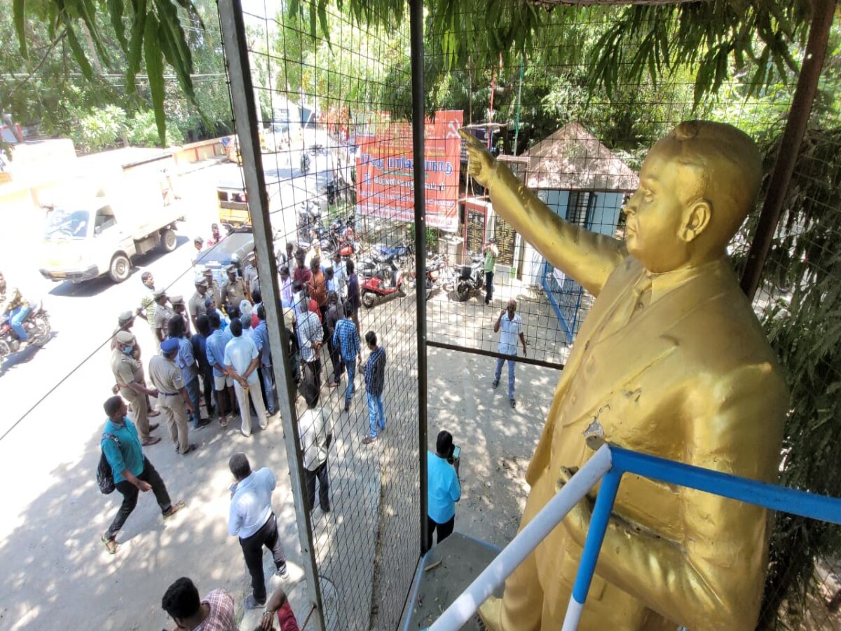 அம்பேத்கர் சிலைக்கு காவி துண்டு அணிவித்த மர்ம நபர்கள் - காஞ்சிபுரத்தில் பரபரப்பு