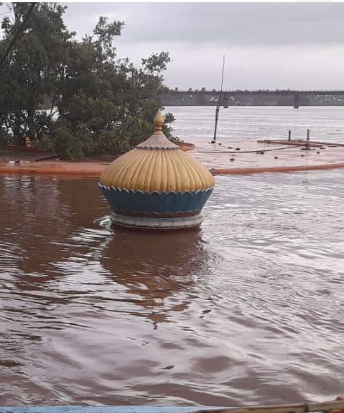नृसिंहवाडीतील दत्त मंदिर पुराच्या पाण्याखाली