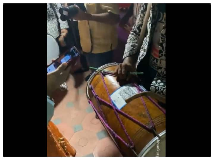 WATCH | Man Pays Drummer Through Paytm At Wedding Procession, Video Goes Viral 'Can Only Happen In India': Man Pays Drummer Using Paytm At Wedding Procession, Video Goes Viral