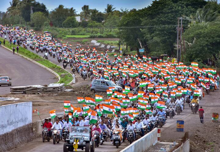 People participate in a 'Har Ghar Tiranga' rally, ahead of Independence Day, in Solapur district in Maharashtra, Wednesday, Aug 10. (Image Source: PTI)