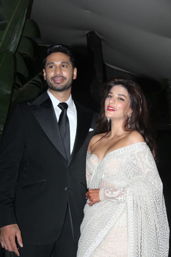 Arjun Kanungo Wedding Reception: अर्जुन कानूनगो- कार्ला के रिसेप्शन में बॉयफ्रेंड अर्सलान के साथ पहुंची सुजैन खान, फोटोज वायरल