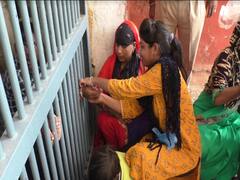 Raksha Bandhan: दूर-दराज इलाकों से भाईयों को राखी बांधने भरतपुर सेंट्रल जेल पहुंचीं बहनें, मिलते ही आंखों से छलके आंसू