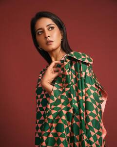 Raashii Khanna: ఏంటో 'థాంక్యూ' భామ రాశీ ఖన్నా తెగ సీరియస్ లుక్ ఇచ్చేస్తుంది