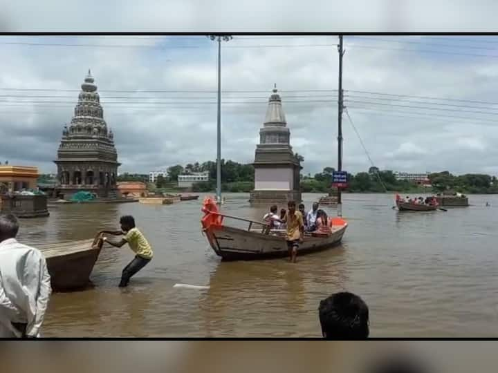 Pandharpur Rain Update : चंद्रभागा दुथडी भरून वाहू लागली असून वाळवंटातील मंदिरात पाणी शिरू लागल्याने येथील देवांच्या मूर्ती हलविण्यास सुरुवात झाली आहे.