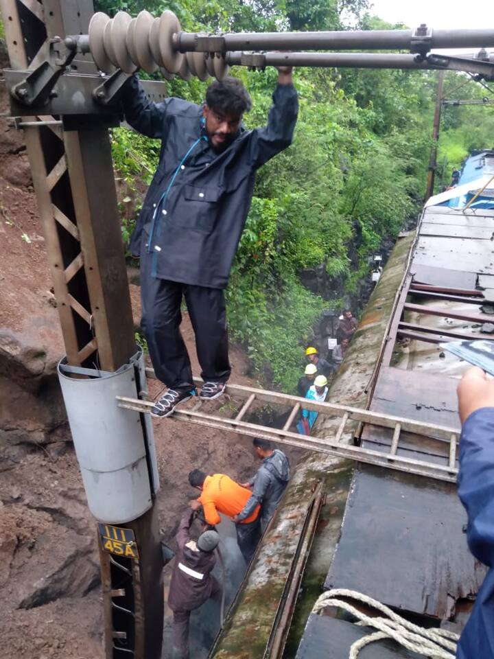 अनेक एक्स्प्रेस गाड्या रद्द करण्यात आल्या आहेत.